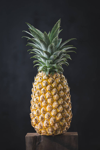 Свежий ананас на темном фоне
 - Фото, изображение
