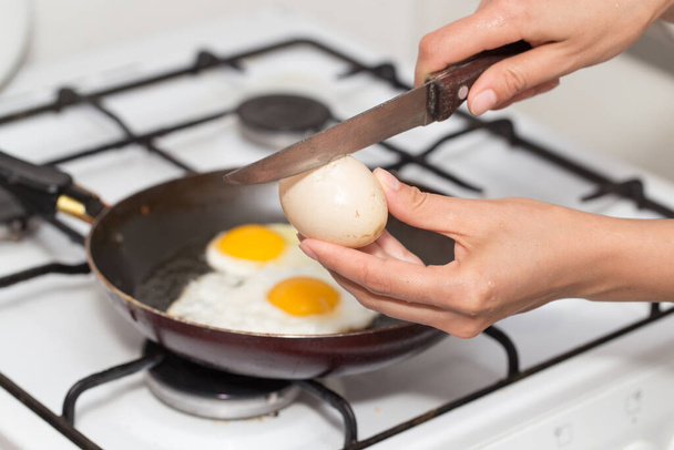 Fried egg in a frying pan . Photos in the studio - Fotoğraf, Görsel