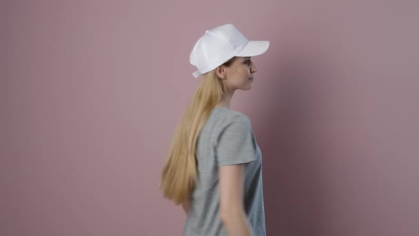 Неймовірна жінка знімає шапку і кидає її на кольоровий фон
 - Кадри, відео
