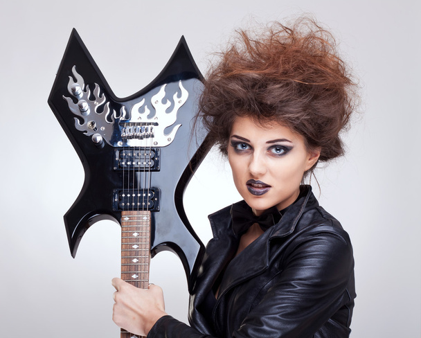 Mujer sosteniendo una guitarra eléctrica
 - Foto, imagen