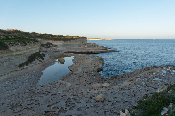 Βραχώδης ακτογραμμή στη νότια Μάλτα - Φωτογραφία, εικόνα