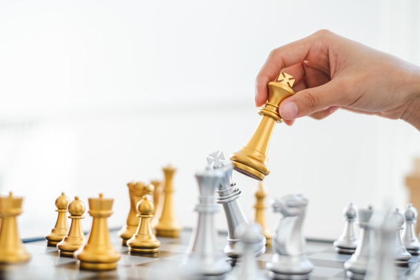 Sakk játék, arany és ezüst kihívás mérkőzés, tervezés és stratégia koncepció - Fotó, kép