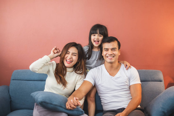 Portré boldog ázsiai család piros háttér - Fotó, kép