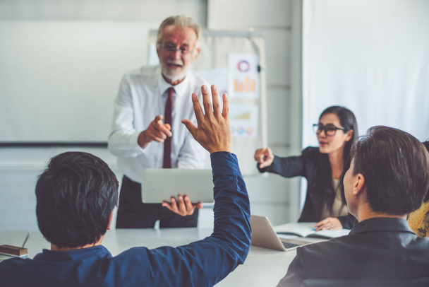 Empresário levantando mão para pedir orador para pergunta e conceito de resposta em sala de reunião de pessoas de negócios diversidade - Foto, Imagem