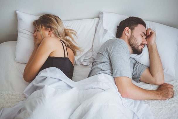 男と女二人の恋人は白いベッドで寝てる - 写真・画像