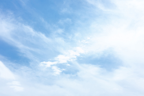 Cielo azul con nubes en verano  - Foto, Imagen