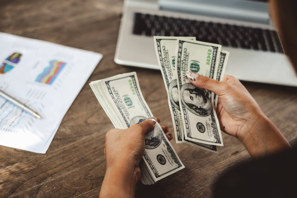 Naisten kirjanpitäjä laskemassa rahaa dollareita seteli, liiketoiminnan taloudellinen käsite - Valokuva, kuva