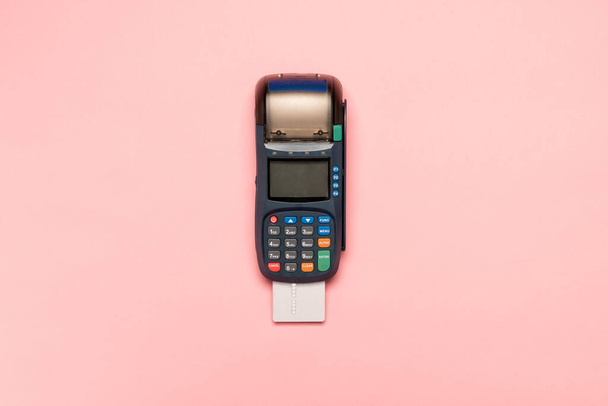 Płatność NFC terminal bezdotykowy na różowym tle. Karta kredytowa lub telefon Płatności pos urządzenie bankowe, maszyna do kart. - Zdjęcie, obraz