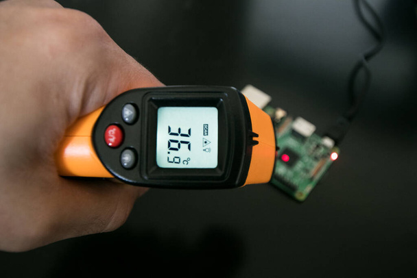 Termometro a infrarossi, con punto laser, misura 36 gradi di temperatura
 - Foto, immagini