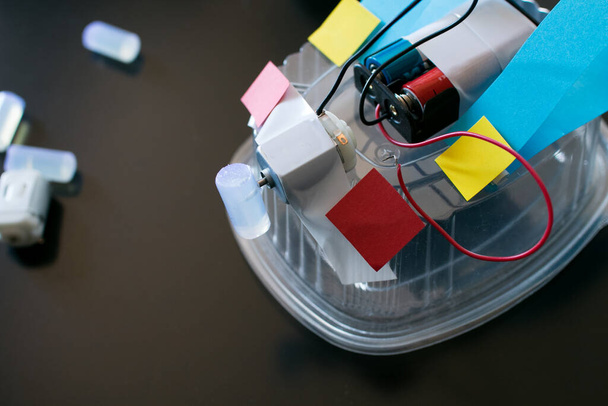 Robot de basura, una actividad STEAM para estudiantes, Ingenio caja de plástico
 - Foto, imagen