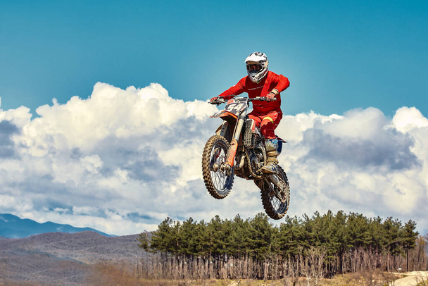 Концепція Motocross, велосипедист їде бездоріжжям, роблячи екстремальні лижі. У гонитві за адріаліном, спортивна концепція. Небезпечний спорт
. - Фото, зображення