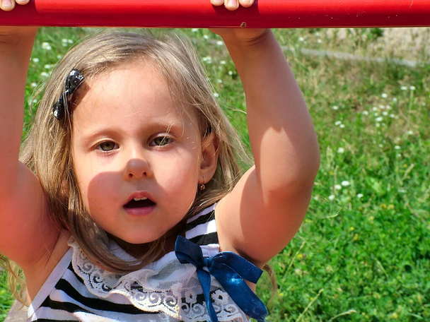Bambina al parco giochi in una giornata estiva soleggiata
 - Foto, immagini