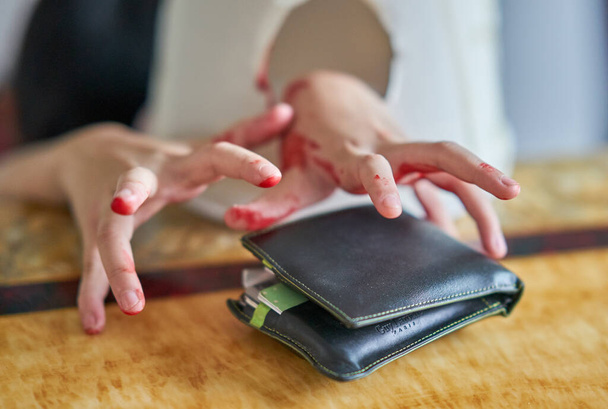 Malá záhadná ruka krade peněženku. - Fotografie, Obrázek