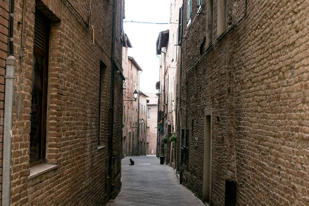 Узкая улочка средневековой деревни, типичная для Италии и Франции
 - Фото, изображение
