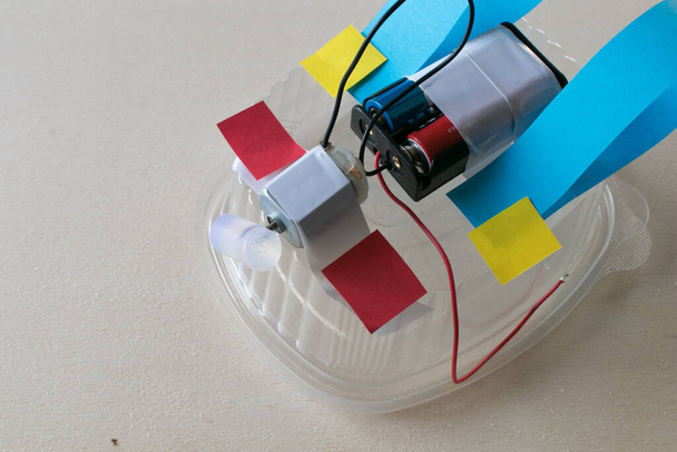 Robot a szemétből, STEAM tevékenység a diákok, Műanyag doboz szelleme - Fotó, kép