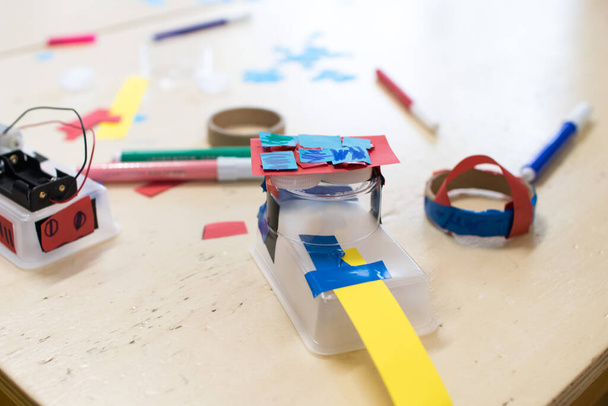 Construcción de robots para niños Cajas de cartón de color con rayas de papel. Actividades para niños hechas a mano para quedarse en casa. Actividad científica STEM educativa para niños, creatividad, ciencia, robótica y educación
.  - Foto, Imagen