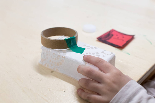 Construcción de robots para niños Cajas de cartón de color con rayas de papel. Actividades para niños hechas a mano para quedarse en casa. Actividad científica STEM educativa para niños, creatividad, ciencia, robótica y educación
.  - Foto, imagen