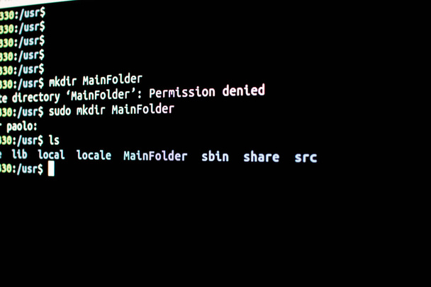 Befehle von einem Linux-Terminal, um einen Ordner im Benutzerprofil des Betriebssystems zu erstellen. Der Versuch, eine Malware zu installieren - Foto, Bild