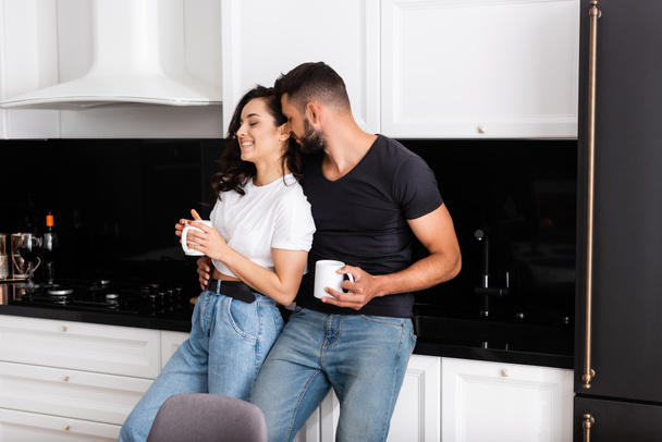 homem barbudo e mulher alegre segurando copos de café
  - Foto, Imagem