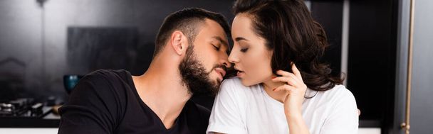 panoramic crop of man and young woman with closed eyes  - Foto, immagini