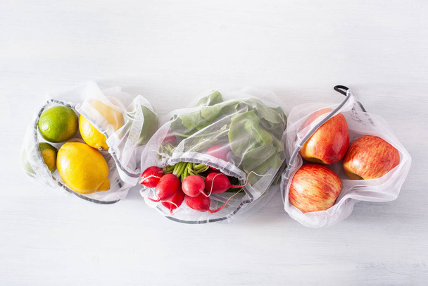 ovoce a zelenina ve znovupoužitelného nylonovém sáčku s plastovým nulovým odpadem - Fotografie, Obrázek