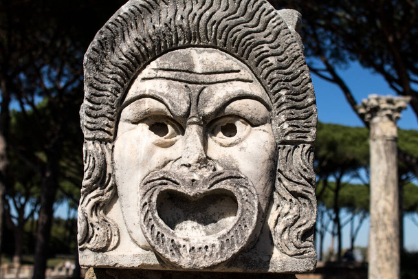 Decoración de Máscara de Mármol en el teatro Ostia Antica. Antigua máscara de Roma del siglo I en el proscenio de Ostia antica, parte de la decoración arquitectónica
 - Foto, Imagen