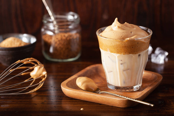 Dalgonan kahvia lasissa. trendikäs Instant kahvi kermavaahtoa sokeria ja kuumaa vettä - Valokuva, kuva