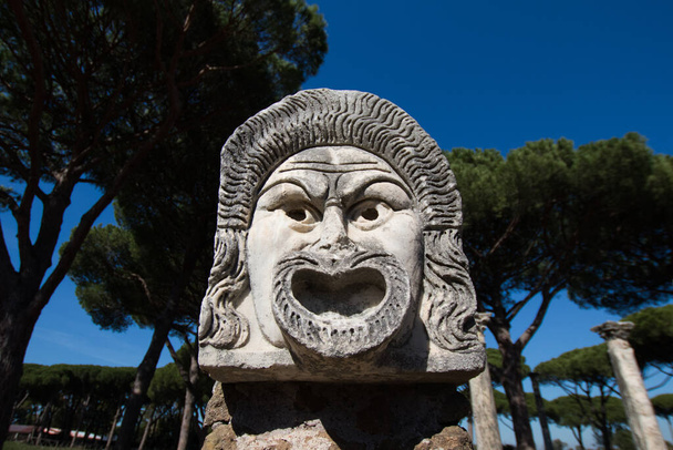 Decoración de Máscara de Mármol en el teatro Ostia Antica. Máscara del siglo I en el proscenio de Ostia antica, parte de la decoración arquitectónica
 - Foto, Imagen