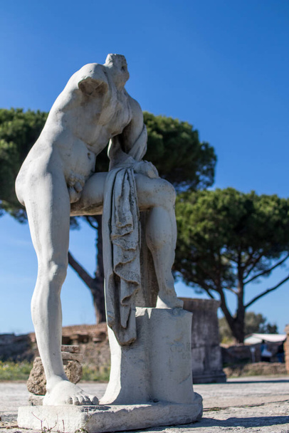 Temple d'Hercule à Ostie Antica. Détails en marbre de la statue d'Hercule. - Photo, image