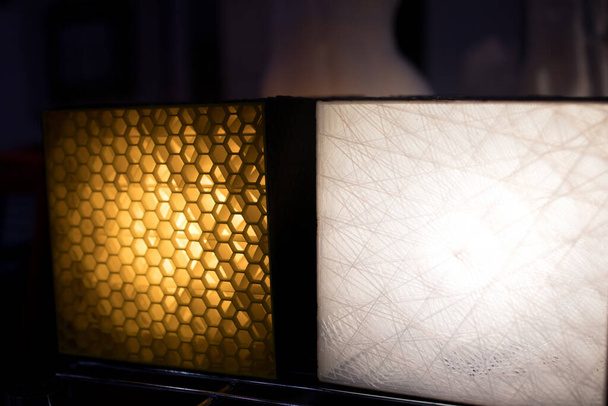 lampes auto-construites avec un design cubique et des matériaux de recyclage organiques. textures pour l'éclairage - Photo, image