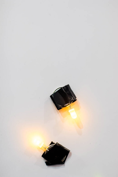 sárga LED-es lámpák megvilágított egy 3V akkumulátor kreatív tevékenységek gyerekekkel. Vezetett, lapos akkumulátor és egy mágnes, szár tevékenységek szentelt elektronika gyerekeknek - Fotó, kép