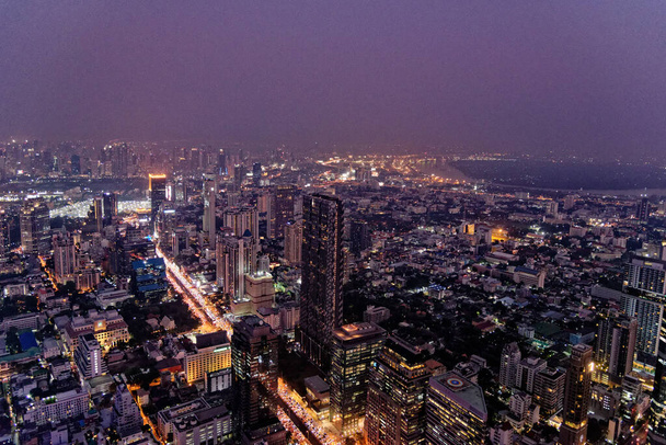 タイのバンコクのダウンタウンにある多くの高層ビルやその他の建物の景色は、夜の上から見えます。2020年1月22日 - 写真・画像