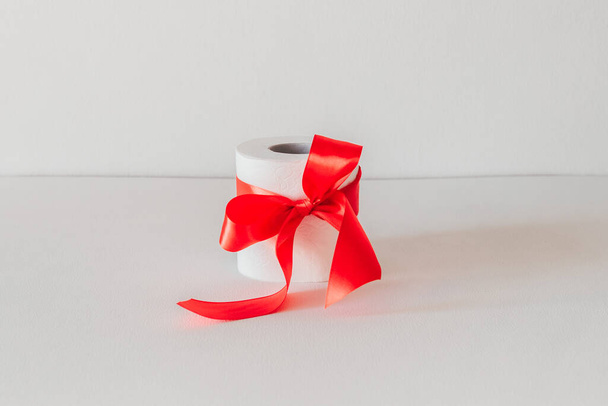 toilet paper with a red bow on a white background. - Valokuva, kuva