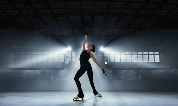 Figure skating girl in ice arena. - Fotoğraf, Görsel