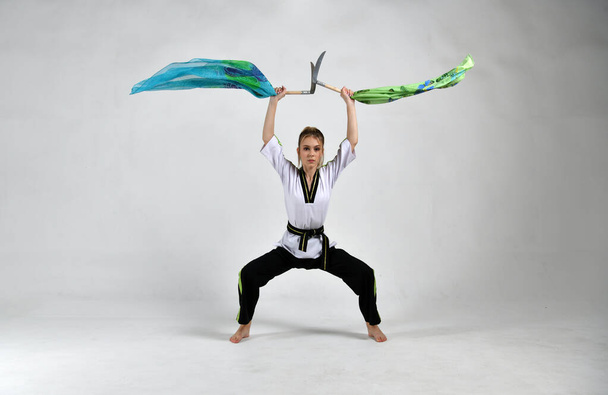 belle fille combattant en kimono noir et blanc fait des exercices dans le style des arts martiaux
 - Photo, image