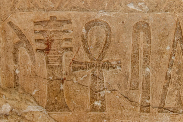 Antike ägyptische Hieroglyphen in die Steinmauer gehauen - Foto, Bild
