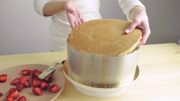 Confectioner creates a cake, collects it and covers with a biscuit, making a cake. - Felvétel, videó