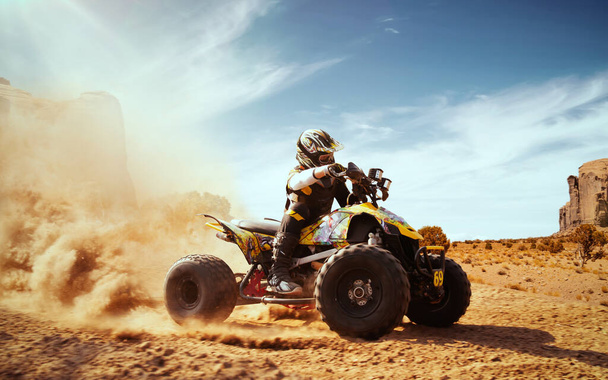 Quad pyörä pöly pilvi, hiekka louhos taustalla. ATV Rider sisällä - Valokuva, kuva