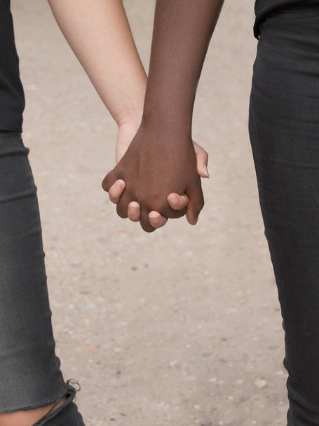 Rejoint les mains noires et blanches d'amis en coopération
 - Photo, image