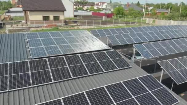Zonnepanelen elektriciteit duurzaamheid van de planeet. Groene energie voor thuis. Handel in zonnecellen. Ecologische schone energie. Blauwe panelen op de grond. - Video