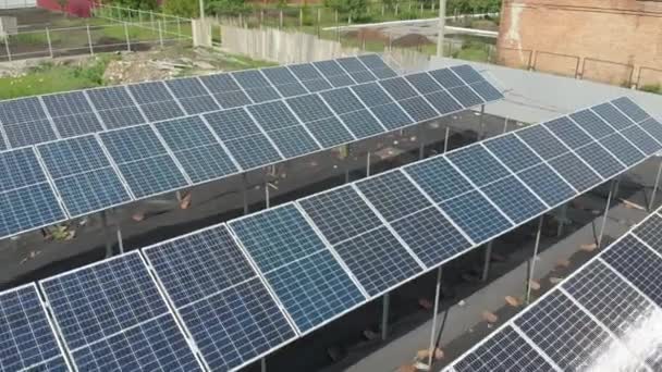 Células solares del dron. Planta de energía de paneles solares alternativos. Sostenibilidad del planeta. Energía verde para el hogar. Módulos eléctricos de color azul sol en fila en el suelo
 - Metraje, vídeo