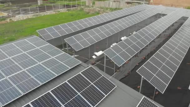 Solarzellen aus Drohnen. Alternative Solaranlagen. Nachhaltigkeit des Planeten. Grüne Energie für zu Hause. Sonnenblaue Elektromodule stehen reihenweise auf dem Boden - Filmmaterial, Video