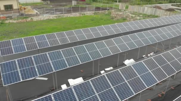 Cellule solari da drone. Impianto alternativo a pannelli solari. Sostenibilità del pianeta. Energia verde per la casa. moduli elettrici blu sole si trova in fila a terra
 - Filmati, video