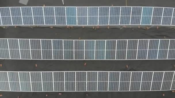 Sonnenkollektoren elektrifizieren die Nachhaltigkeit des Planeten. Grüne Energie für zu Hause. Solarzellen treiben das Geschäft mit Kraftwerken an. Ökologische saubere Energie. Blaue Tafeln am Boden. - Filmmaterial, Video