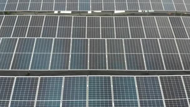 Solární články z dronu. Alternativní solární panely elektrárny. Udržitelnost planety. Zelená energie pro domov. Slunečně modré elektrické moduly stojí v řadě na zemi - Záběry, video
