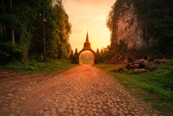 Храмовые ворота в парке Дхарма Кхао На Най Луанг Сурат Тани, Таиланд
. - Фото, изображение
