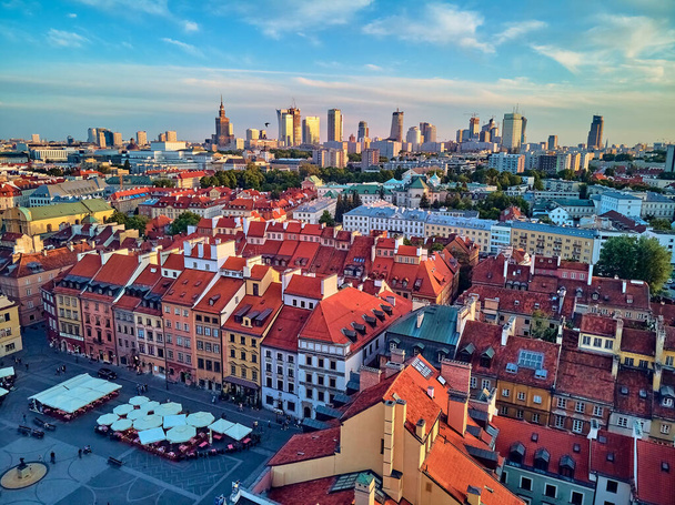 Bela vista panorâmica de drones aéreos na cidade velha de Varsóvia (Stare Miasto) - o bairro mais antigo de Varsóvia (século XIII), Castelo Real, praça e a Coluna de Sigismundo III Vasa ao pôr-do-sol, Polônia
 - Foto, Imagem