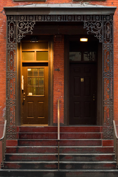 Typowy brownstone w Greenwich wsi, słynnej dzielnicy Manhattanu - Zdjęcie, obraz