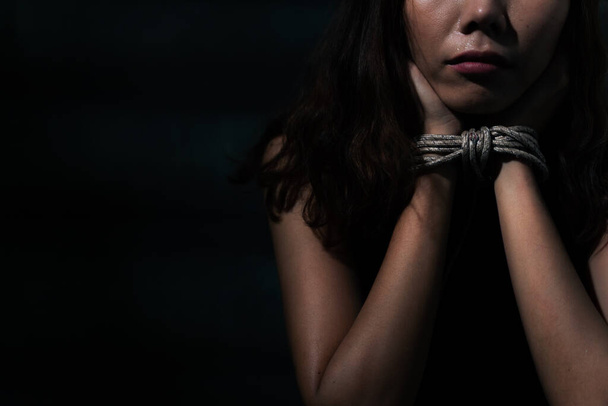 A fiatal ázsiai nő alacsony kulcsát egy nejlonnal kötötték össze, és a drogfüggőség okozta problémákkal. bűnözés és narkotikum. - Fotó, kép