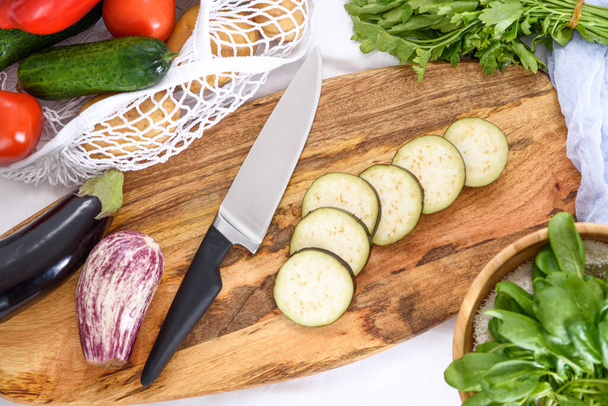 Sebze dilimleme, patlıcan, biber, ıspanak, salata hazırlama süreci, ev yapımı akşam yemeği. - Fotoğraf, Görsel